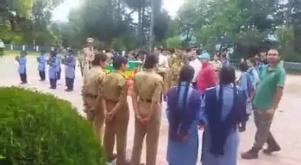 पोखरी: नागनाथ में हरेला पर्व पर वन क्षेत्राधिकारी के नेतृत्व में विद्यार्थियों ने किया पौध रोपण