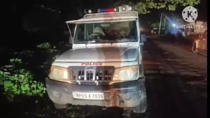 पिछोर: पिछोर-दिनारा रोड पर नगदेस्वर छावनी के पास भीषण सड़क हादसा, स्विफ्ट कार खाई में पलटी