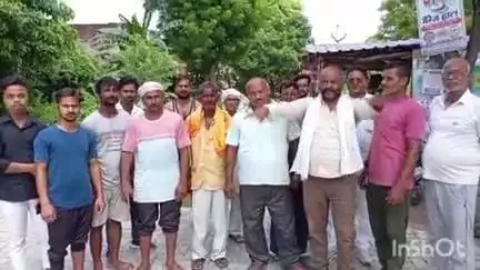 बुढ़नपुर: सरैया रत्नावे गांव के ग्रामीणों ने विद्युत विभाग के खिलाफ किया विरोध प्रदर्शन, प्राइवेट लाइनमैन कर रहे धनउगाही