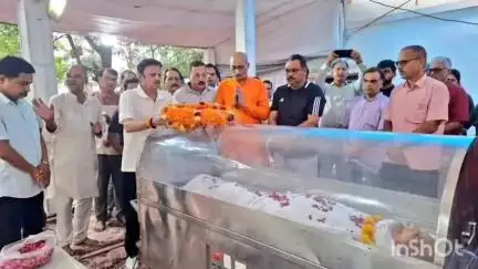 हुज़ूर: रीवा: मुख्यमंत्री के ससुर ब्रह्म नंद यादव को श्रद्धांजलि देने संजय नगर आवास पहुंचे उप मुख्यमंत्री राजेन्द्र शुक्ल