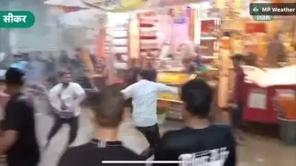खाटू श्याम मंदिर में दर्शन के लिए आए श्रद्धालुओं और स्थानीय दुकानदारों के बीच मारपीट का मामला सामने आया है। इस घटना का वीडियो सोशल मीडिया पर तेजी से वायरल हो रहा है।