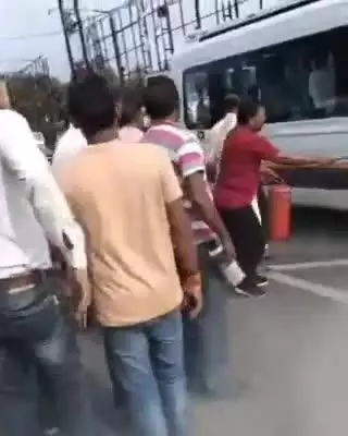 जबलपुर: पैंटी नाका में चलती टूरिस्ट बस में लगी आग, समय रहते आग पर पाया गया काबू, वीडियो आया सामने