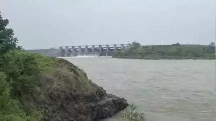 धनोरा: भीमगढ़ संजय सरोवर बांध के तीन गेट खोलकर पानी छोड़ा गया, निचले इलाकों में अलर्ट जारी