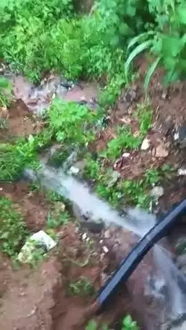 नमामि गंगे की बड़ी लापरवाही चौना में राहगीरो को जन माल का खतरा होने की संभावना पाइप लाइन की तरलता पानी से भारी खाई बन गई