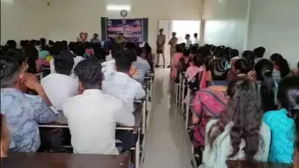 જેતપુર પાવી: સાયબર ક્રાઇમ પોલીસ સ્ટેશન દ્વારા કલારાની એકલવ્ય કોલેજ ખાતે જાગૃતિ માટે કાર્યક્રમ યોજાયો.