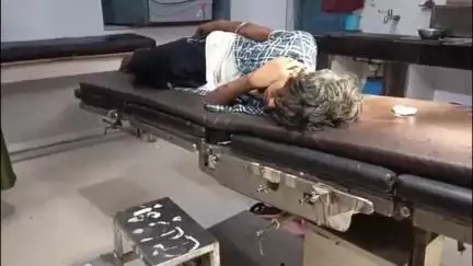 सतना रेलवे स्टेशन पर नशेबाजों ने युवक पर किया हमला, युवक लहूलुहान, अस्पताल में भर्ती