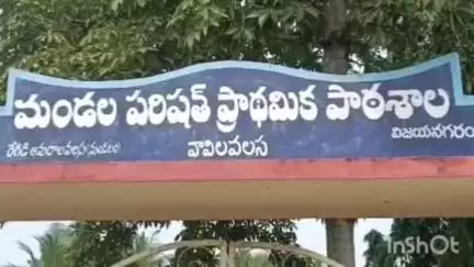 విజయనగరం: రేగిడి ఆమదాలవలస మండలం వావిలవలస నుంచి గుళ్ళ సీతారామపురం వెళ్ళే తారు రోడ్డుపై ప్రమాదకరమైన కట్లతుట్ట పాము హల్చల్