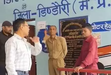 डिंडौरी: डिंडौरी बाढ़ नियंत्रण कक्ष में पटवारी ने शराब पीकर किया हंगामा, वीडियो वायरल