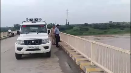 चकरनगर: चंबल नदी में बढ़ते जल स्तर का पुल से जायजा लेने पहुंचे एसडीएम, खतरे के निशान से मात्र 3 मीटर दूर, बढ़ी मुश्किलें