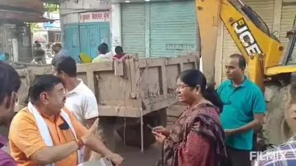 मुरैना नगर: महापौर ने सड़कों पर उतरकर सदर बाजार में नालियों की सफाई कराई, गंदगी देखकर कर्मचारियों को फटकारा