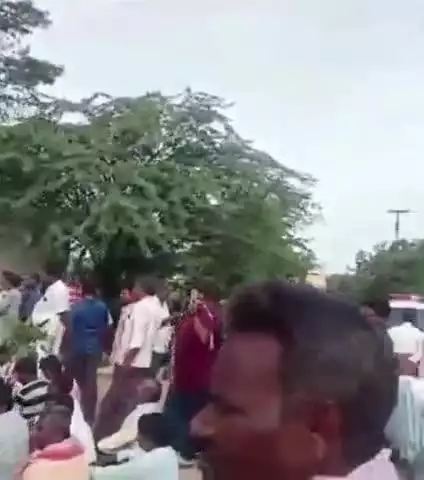 అలంపూర్: పత్తి రైతుకు న్యాయం చేయాలంటూ ఐజ గద్వాల్ రహదారిపై బింగి దొడ్డి స్టేజి దగ్గర సుమారు 300 మంది రైతులు ధర్నా