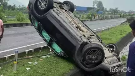 तोपचांची: तोपचाची थाना क्षेत्र में चलकरी के पास मर्सिडीज कार पलटी, तीन युवक गंभीर रूप से घायल