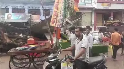 बिहिया: बिहिया नगर के मुख्य चौक पर बरगद का पेड़ गिरने से आवागमन बाधित, पैदल चलना भी हुआ मुश्किल