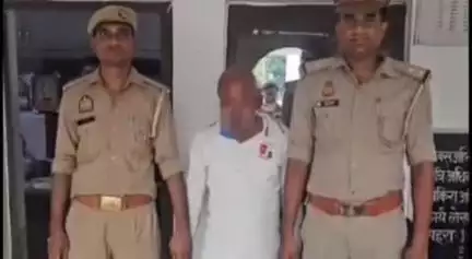सासनी: मुखबिर की सूचना पर पुलिस ने केशव किरन स्कूल के पास से एक अभियुक्त को 20 क्वार्टर अवैध देशी शराब के साथ गिरफ्तार किया