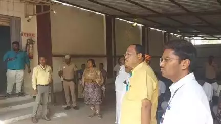 திருப்பத்தூர்: அண்ணாநகர் பகுதியில் மின்னணு வாக்குப்பதிவு இயந்திரங்கள் பாதுகாப்பாக உள்ளதா என கலெக்டர் நேரில் ஆய்வு
