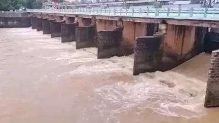 নলহাটি ১: ব্রাহ্মণী নদীর বৈধরা জলাধার থেকে ছাড়া হয়েছে ৩৮৮৮ কিউসেক জল, বন্যার আশঙ্কায় রয়েছেন নদী তীরবর্তী গ্রামের বাসিন্দারা
