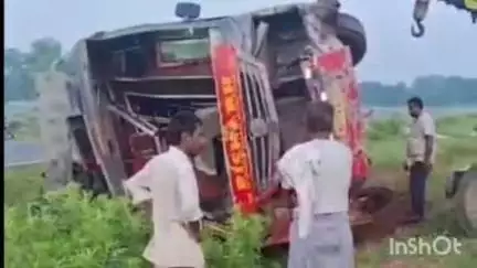 हाथरस: गांव एवरनपुर और रूहेरी के पास तेज गति डबल डेकर बस ने बाइक सवार को रौंदा, पांच यात्री घायल, एक की मौत