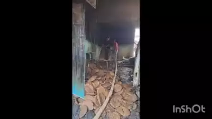 मीरगंज: शाही क्षेत्र के गांव सिहौर में घर में लगी आग से गाय की जलकर मौत, ओमनी वैन भी जली