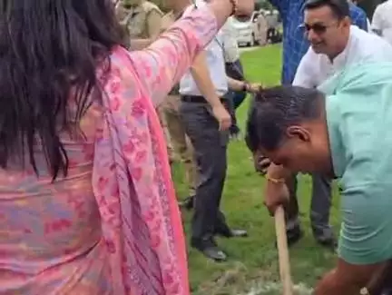 रुद्रपुर: ऊधमसिंहनगर जिले के डीएम नितिन सिंह भदोरिया ने कलेक्ट्रेट परिसर में हरेला के मौके पर वृक्षारोपण किया
