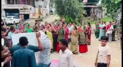 મોડાસા: સાબરડેરી સામે ઉગ્ર વિરોધ મામલે ઈસરોલના પશુપાલકોએ સાબરડેરીના છાજીયા લઈ નામી કઢાઈ વિરોધ નોંધાવ્યો.