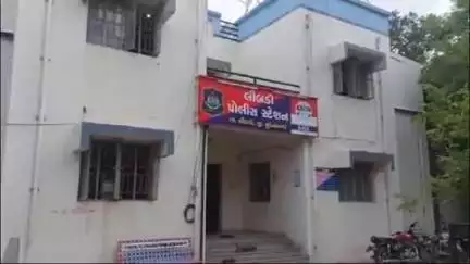 લીંબડી: લીંબડી શહેરમા પારસનગર મફતીયાપરા રહેણાક મકાન  વિસ્તારમાં થી બીયરના 33 નંગ ટીન પોલીસે ઝડપી પાડી વધુ તપાસ હાથ