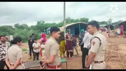 महेंद्रगढ़: महेन्द्रगढ़ पुलिस ने सीलिंग प्लान के तहत नाके लगाकर वाहनों के दस्तावेज जांचे, झुग्गी-झोपड़ियों में तलाशी अभियान चलाया