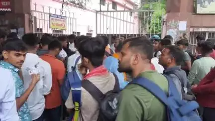 औरंगाबाद: औरंगाबाद के 20 परीक्षा केंद्रों पर पहले चरण की सिपाही भर्ती परीक्षा के लिए पहुंचे परीक्षार्थी, कड़ी जांच की गई