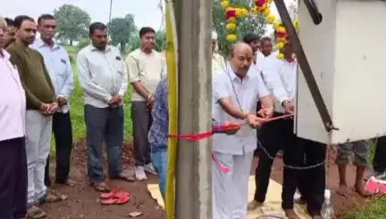 अलीराजपुर: चंद्रशेखर आजाद नगर के ग्राम बरझर व बेहडवा में पूर्व विधायक माधुसिंह डावर ने विद्युत वितरण डीपी का किया शुभारंभ