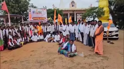 ಶೋರಾಪುರ: ಪೇಠ ಅಮ್ಮಾಪುರ ಗ್ರಾಮದ ರಾಮಲಿಂಗೇಶ್ವರ ಮಠದಿಂದ ಸಿಂಧನೂರ ಅಂಬಾ ಮಠಕ್ಕೆ ಭಕ್ತರ ಪಾದಯಾತ್ರೆ