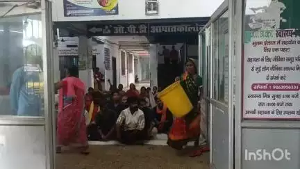 जमुई: सदर अस्पताल में सफाई सहित अन्य कामों की जिम्मेदारी जीविका को देने से नाराज सफाई कर्मियों ने अस्पताल परिसर में किया विरोध