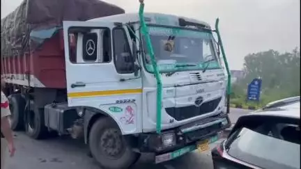 हांसी: हांसी में स्कूल जा रही महिला टीचर की कार और ट्रक की भिड़ंत, एयरबैग से बची जान, डायल 112 पर पहुंची पुलिस