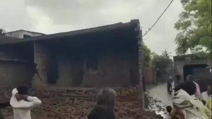 धनौरा: गजरौला में बारिश के कारण बुजुर्ग महिला का मकान गिरा, बच्चों ने किया बचाव