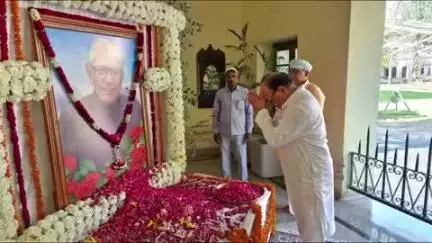 गोंडा: पूर्व मंत्री सिद्धार्थनाथ सिंह ने मनकापुर कोर्ट में स्वर्गीय कुंवर आनंद सिंह के चित्र पर पुष्प अर्पित कर श्रद्धांजलि दी