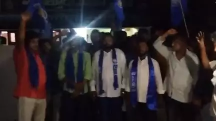 నరసాపురం: పేరుపాలెంలో దళిత యువకులపై దాడి చేసిన వారిపై చర్యలు తీసుకోవాలని మొగల్తూరు పోలీస్ స్టేషన్ వద్ద ఆ సంఘ నాయకుల ధర్నా