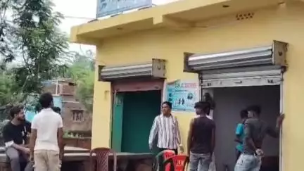 मधुपुर: पहाड़पुर में अज्ञात चोरों ने दो दुकानों को बनाया निशाना, हजारों रुपये का सामान चुराया