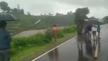 डिंडौरी: गुतली माल गांव में आधे दर्जन से अधिक बिजली के पोल टूटे, 33 केवी लाइन बाधित
