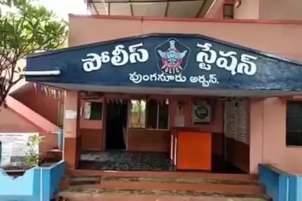 పుంగనూరు: పట్టణంలో ఆస్తి పంపకాలు చేసుకుని తల్లిని వృధాశ్రమంలో చేర్పించిన పిల్లలు, కేసు నమోదు చేసిన పోలీసులు