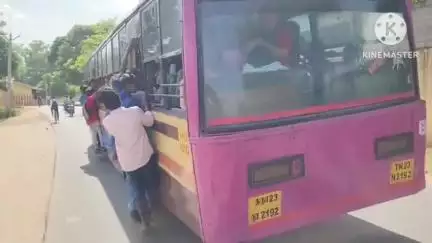 வாணியம்பாடி: புல்லூரிலிருந்து செல்லகூடிய அரசு பேருந்தின் படியில் தொங்கியபடி ஆபத்தான நிலையில் பயணம் செய்யும் மாணவர்கள் வீடியோ வைரல்