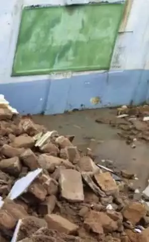 अलीराजपुर: चंद्रशेखर आजाद नगर के बरझर में बारिश से प्राथमिक शाला भवन की दीवार गिरी, महिला घायल