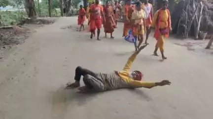 तारापुर: दो वर्षों से गुलाटी मारते सुल्तानगंज से देवघर जा रहा समस्तीपुर का शिव भक्त, अचंभित हुए लोग।