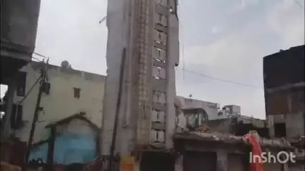 इटारसी: जर्जर भवन तोड़ते समय JCB पर गिरी तीन मंजिला बिल्डिंग, वीडियो वायरल