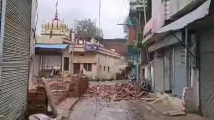 बांधवगढ़: उमरिया में बारिश से विनोबा मार्ग पर मकान धराशायी, बड़ी अनहोनी टली, नगरपालिका मलबा हटा रही है