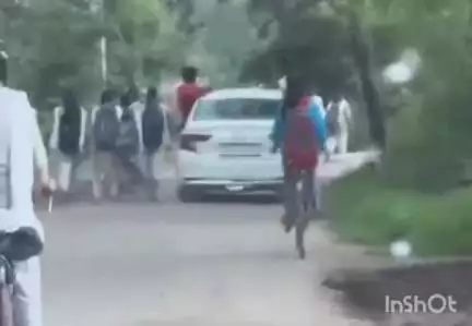 संडीला: अतरौली में सड़क पर कार से स्टंटबाजी का वीडियो वायरल, पुलिस ने की कार सीज