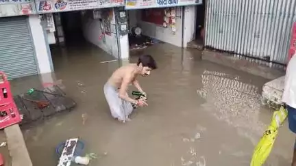 डोभी: लगातार वर्षा से डोभी बाजार में कई घरों व दुकानों में घुसा पानी, लाखों का नुकसान