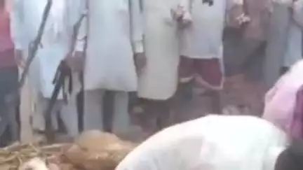 डबवाली: गांव गंगा में बारिश से छत गिरने से आठ भेड़-बकरियों की मौत, ग्रामीणों ने मलबे को हटाया