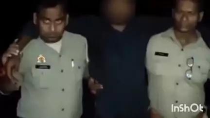 इगलास: इगलास थाना क्षेत्र में पुलिस ने 2 भैंस चोरों को मुठभेड़ में किया गिरफ्तार, अवैध असलहा और नकदी बरामद