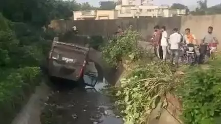 ललितपुर: नई तहसील के पास नहर रोड पर तेज रफ्तार स्कॉर्पियो कार अनियंत्रित होकर नहर में गिरी, 2 लोग हुए घायल