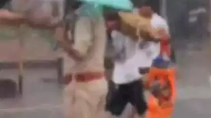अमरोहा: जिले में बारिश में भी कांवड़ लेकर जाते दिखे शिव भक्त, सुरक्षा के लिए तैनात रही अमरोहा पुलिस