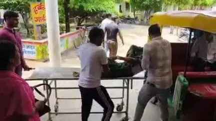 फर्रुखाबाद: ग्राम शेखपुर के पास बाइक से गिरकर बुजुर्ग महिला गंभीर रूप से हुई घायल, डॉक्टर ने किया मृत घोषित
