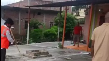 लंभुआ: कोइरीपुर में श्रावण मास और संचारी रोग पखवाड़ा के तहत मंदिरों में चलाया गया विशेष सफाई अभियान